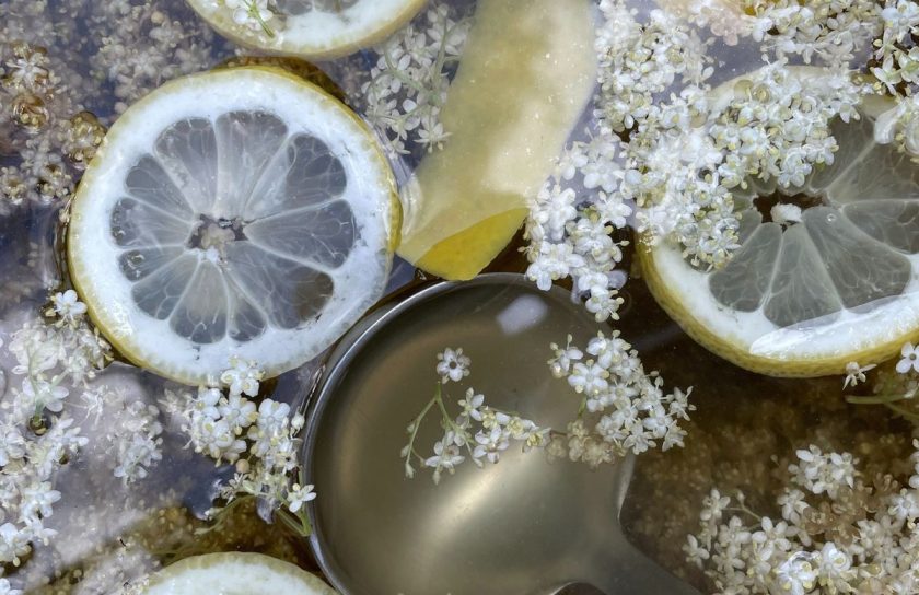 elderflower-tea-with-lemon